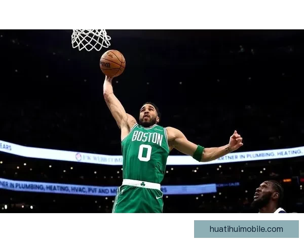 塔图姆复出首秀豪取三双领凯尔特人本赛季战绩十胜两负